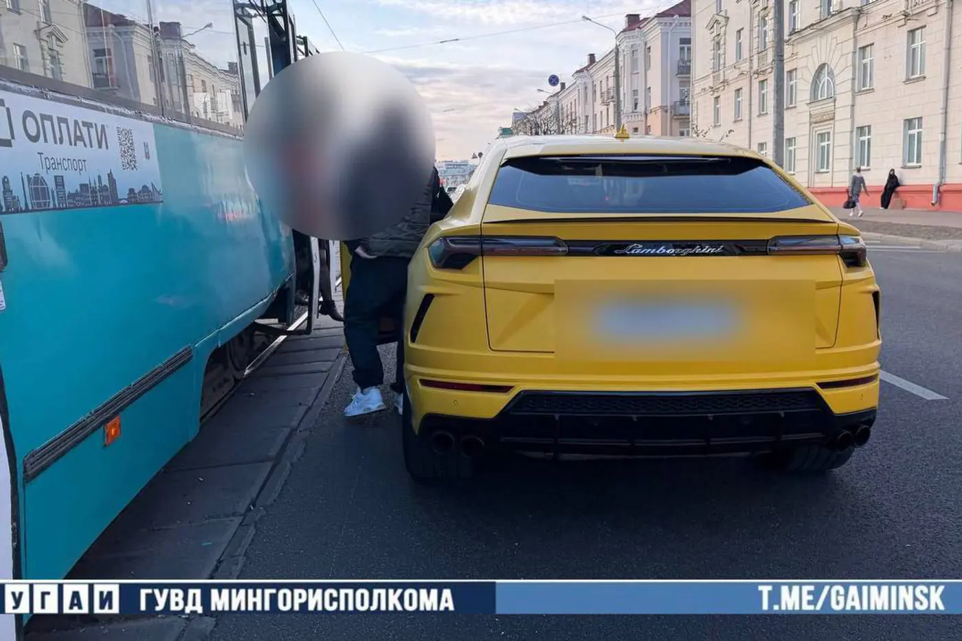 Lamborghini и трамвай не поделили дорогу на Машерова