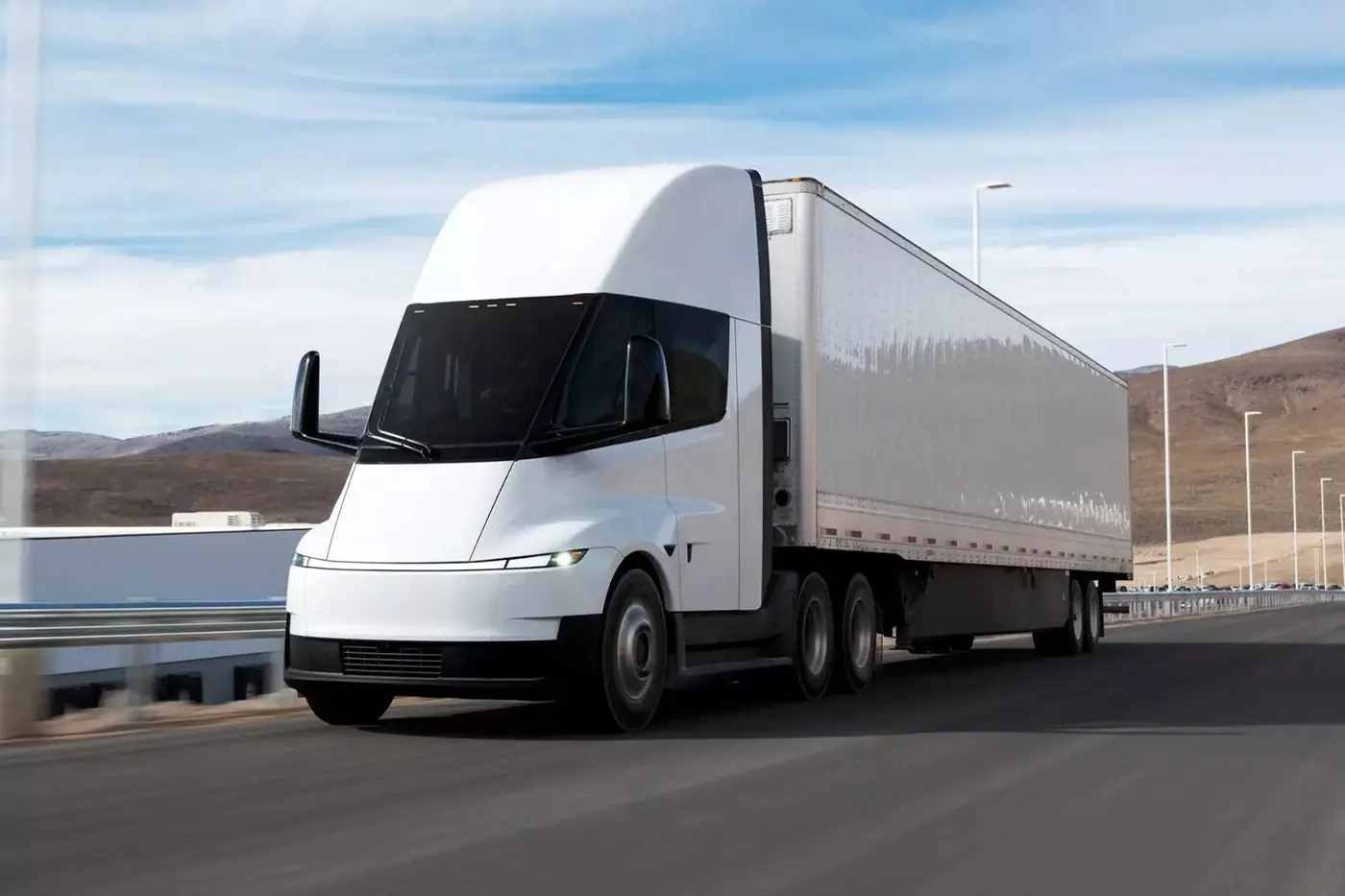 Девять лет спустя Tesla запустила в серию электротягач Semi