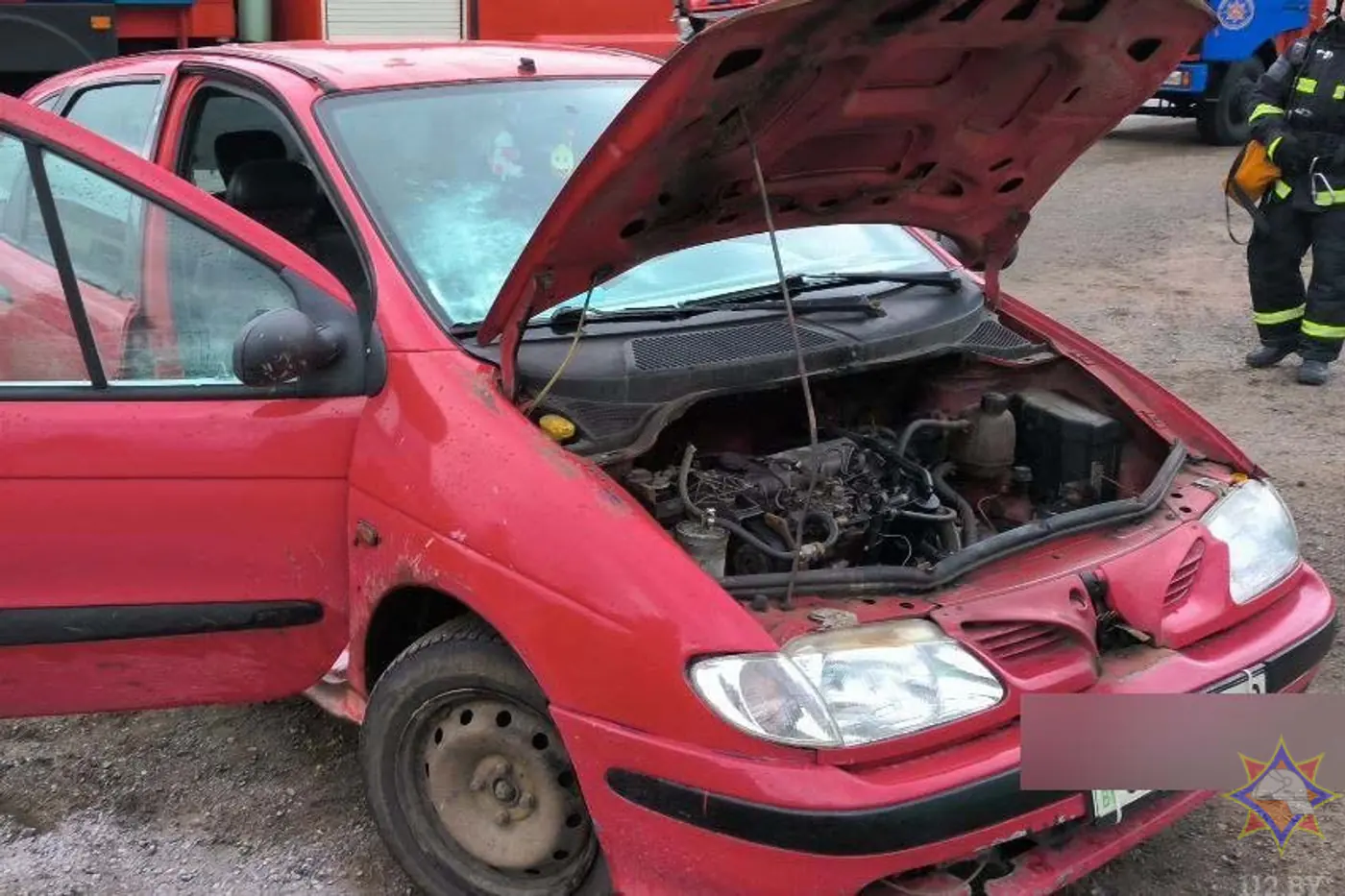 Женщина пыталась спасти загоревшийся автомобиль и получила ожоги