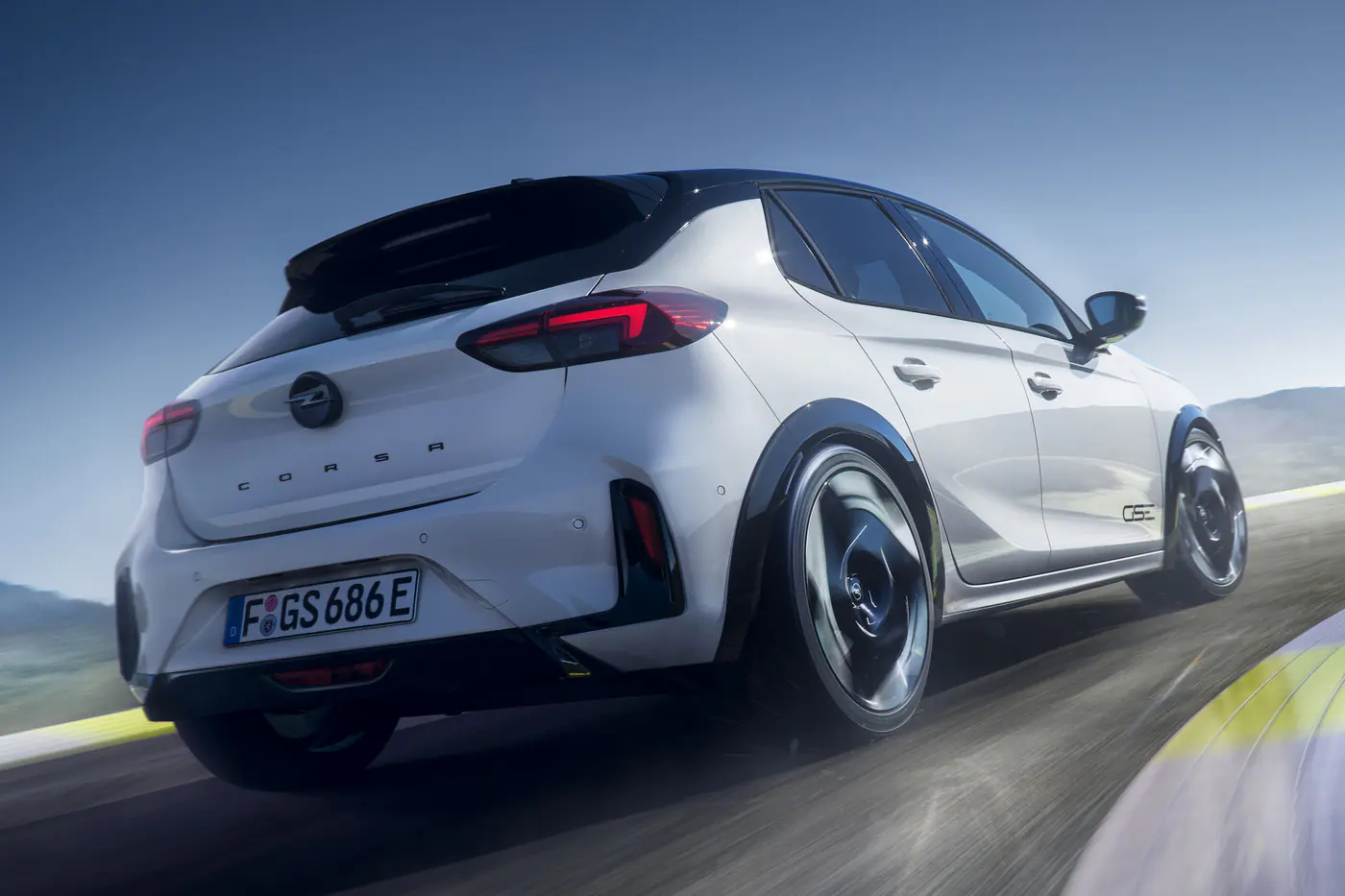 Самый динамичный Opel: первые подробности о Corsa GSE