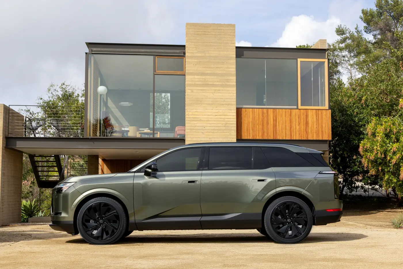 Lexus представила флагманский электрический кроссовер TZ