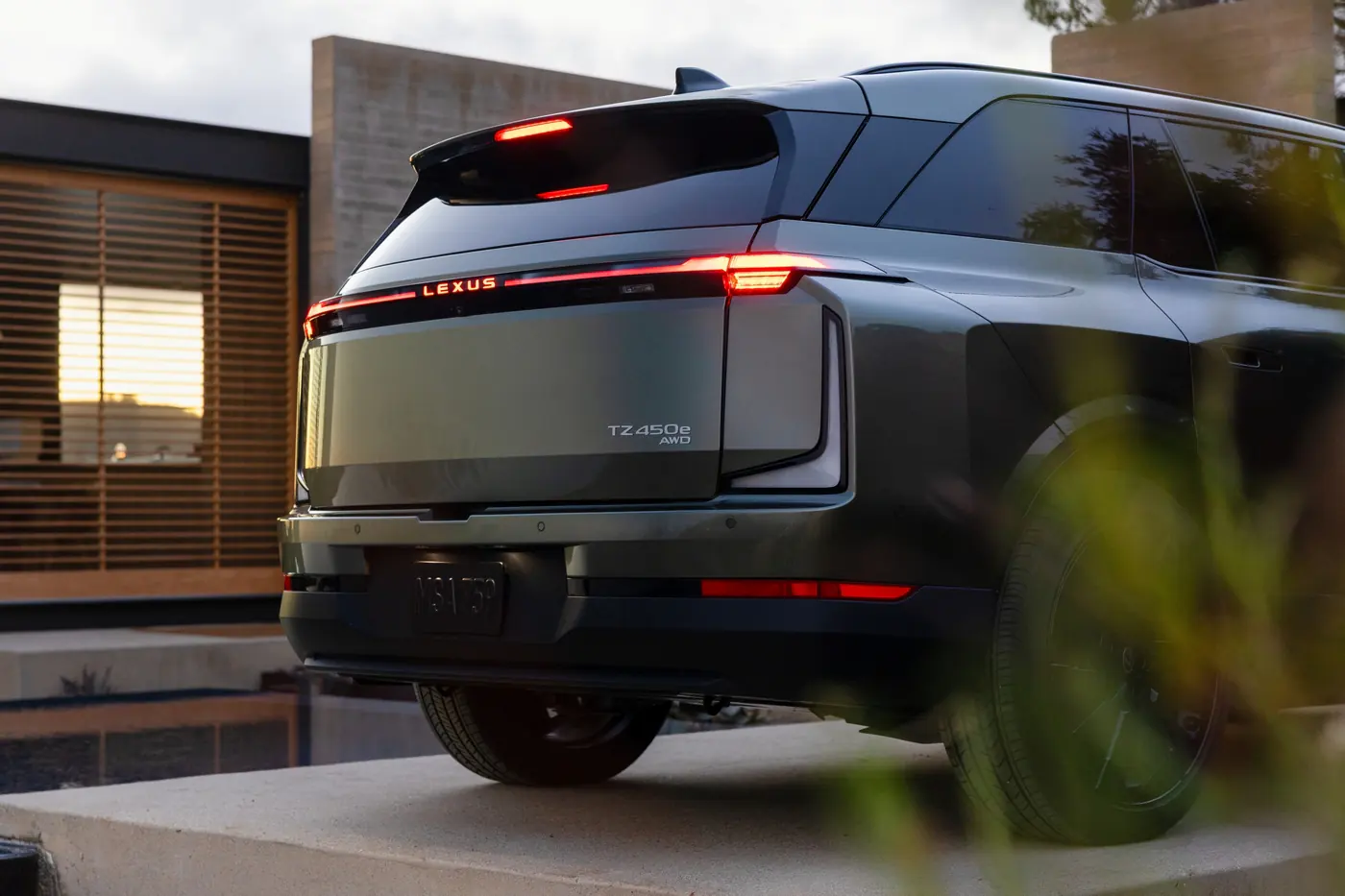 Lexus представила флагманский электрический кроссовер TZ