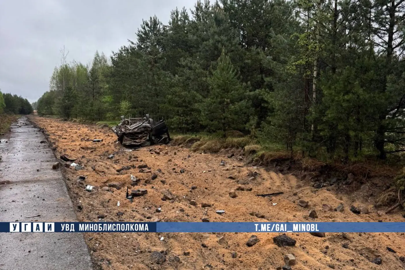 Mercedes-Benz опрокинулся на подъезде к Плещеницам – водитель погиб