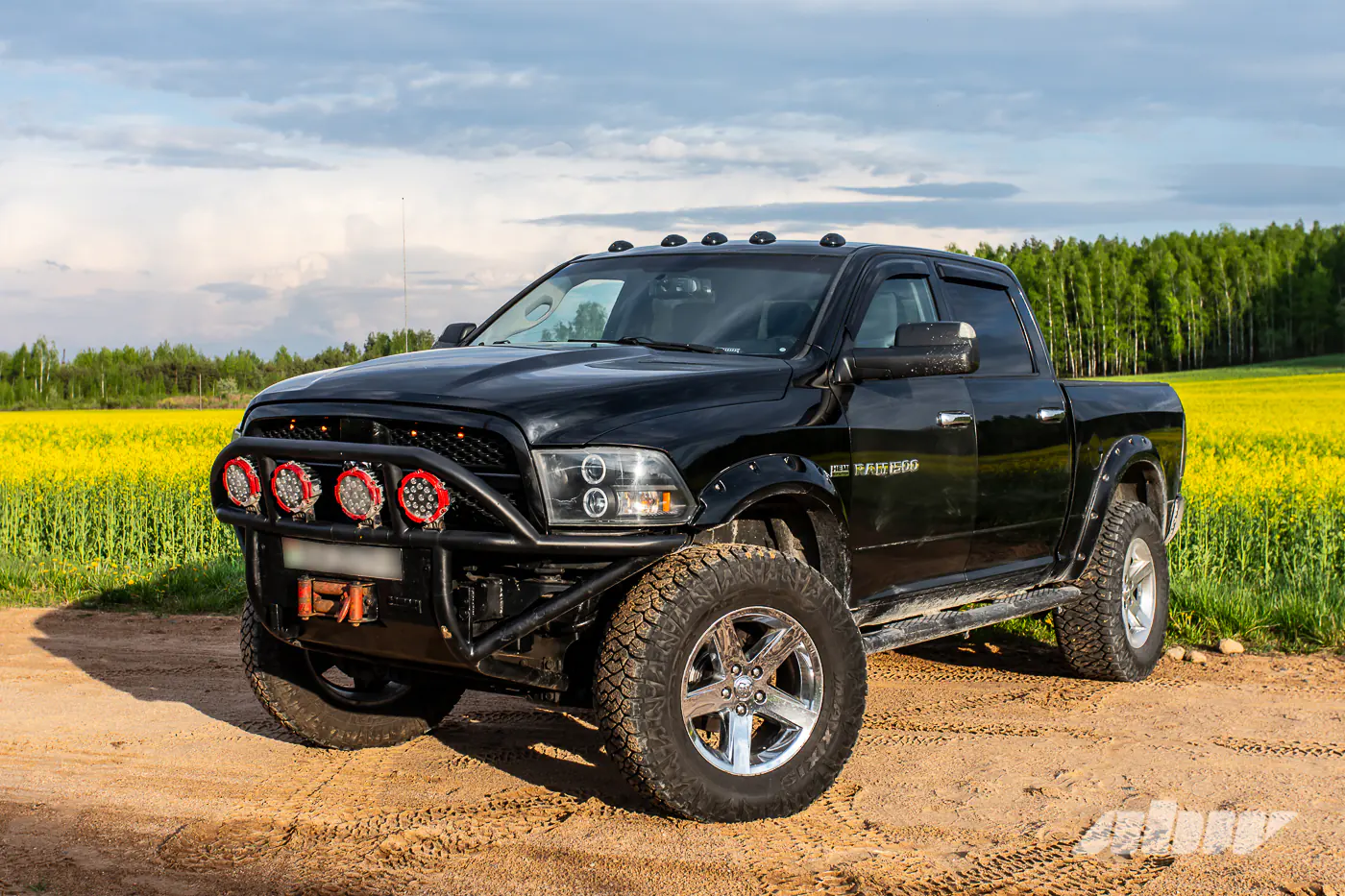 Очень крутой рейнджер: возвышаемся над потоком на Dodge Ram V8