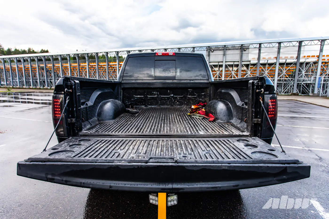 Очень крутой рейнджер: возвышаемся над потоком на Dodge Ram V8