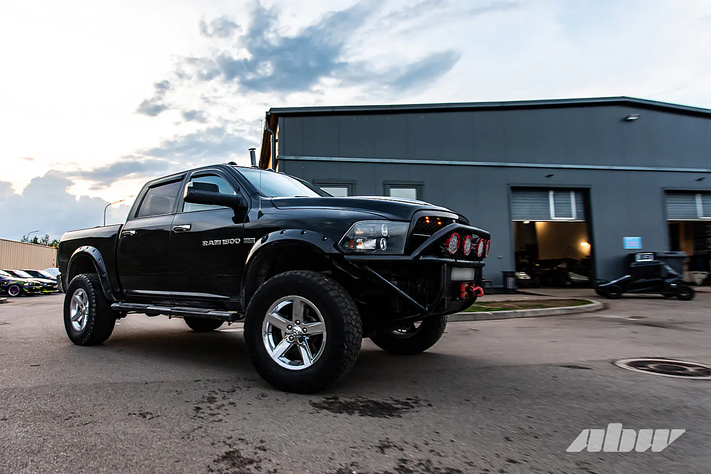 Очень крутой рейнджер: возвышаемся над потоком на Dodge Ram V8