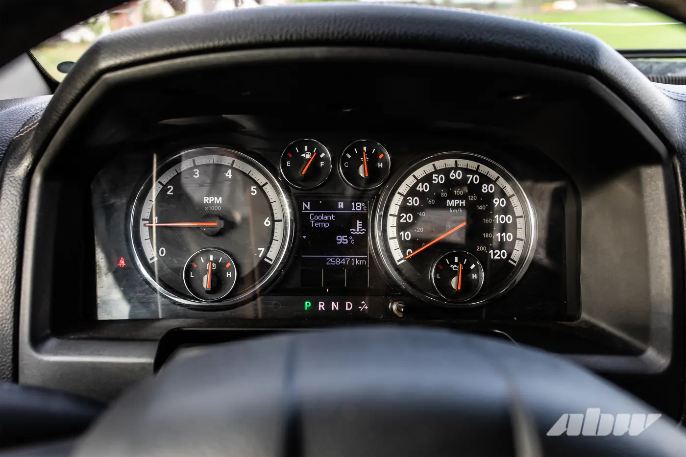 Очень крутой рейнджер: возвышаемся над потоком на Dodge Ram V8