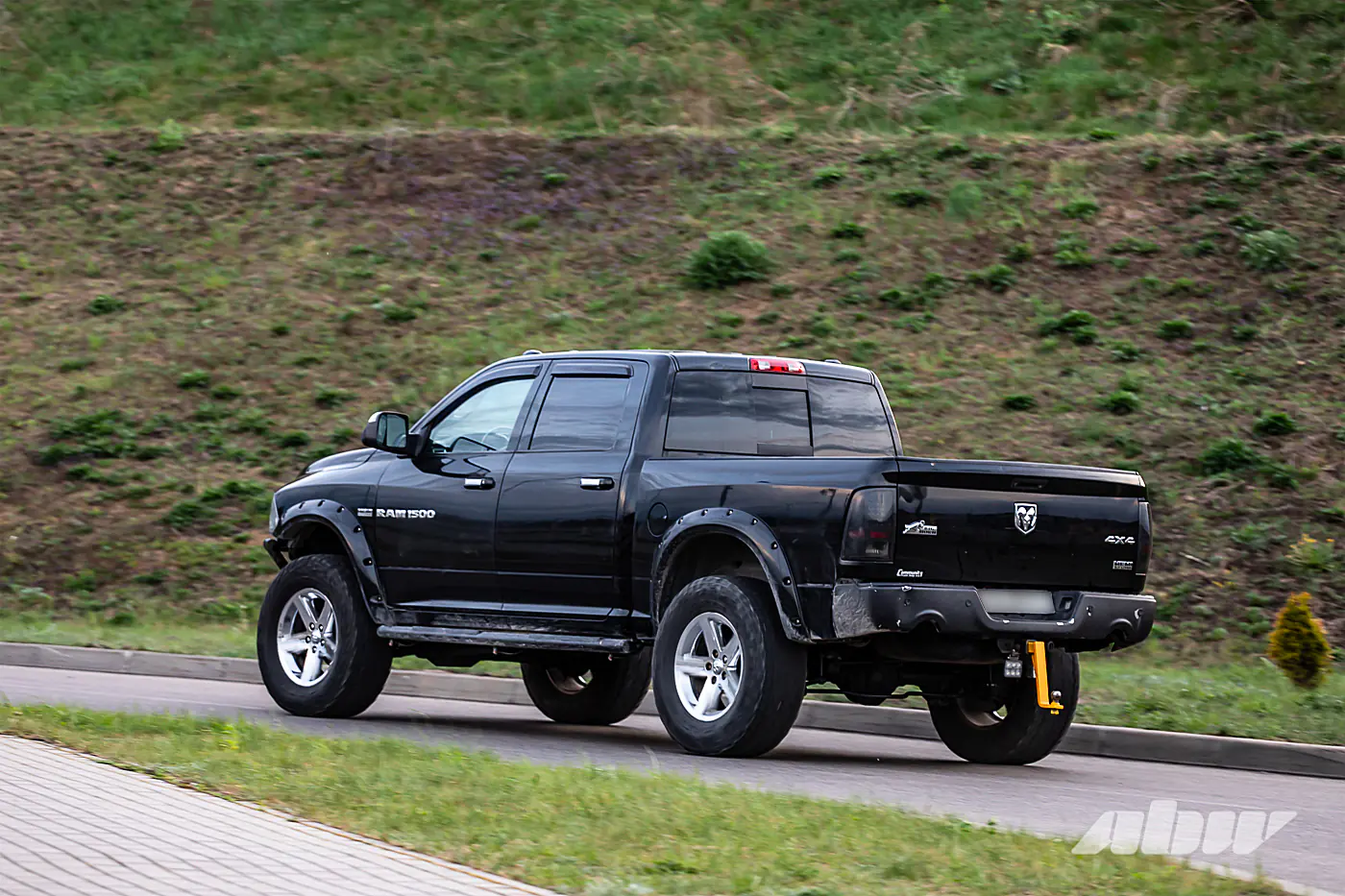 Очень крутой рейнджер: возвышаемся над потоком на Dodge Ram V8