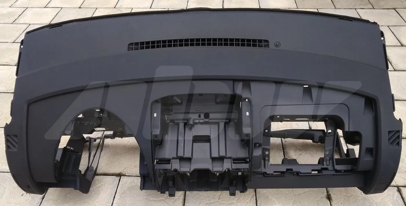 Панель передняя салона (торпедо) к Mazda 5 2006