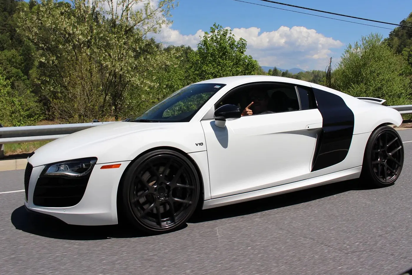 Audi R8 или карточки с покемонами: что выбрал американец