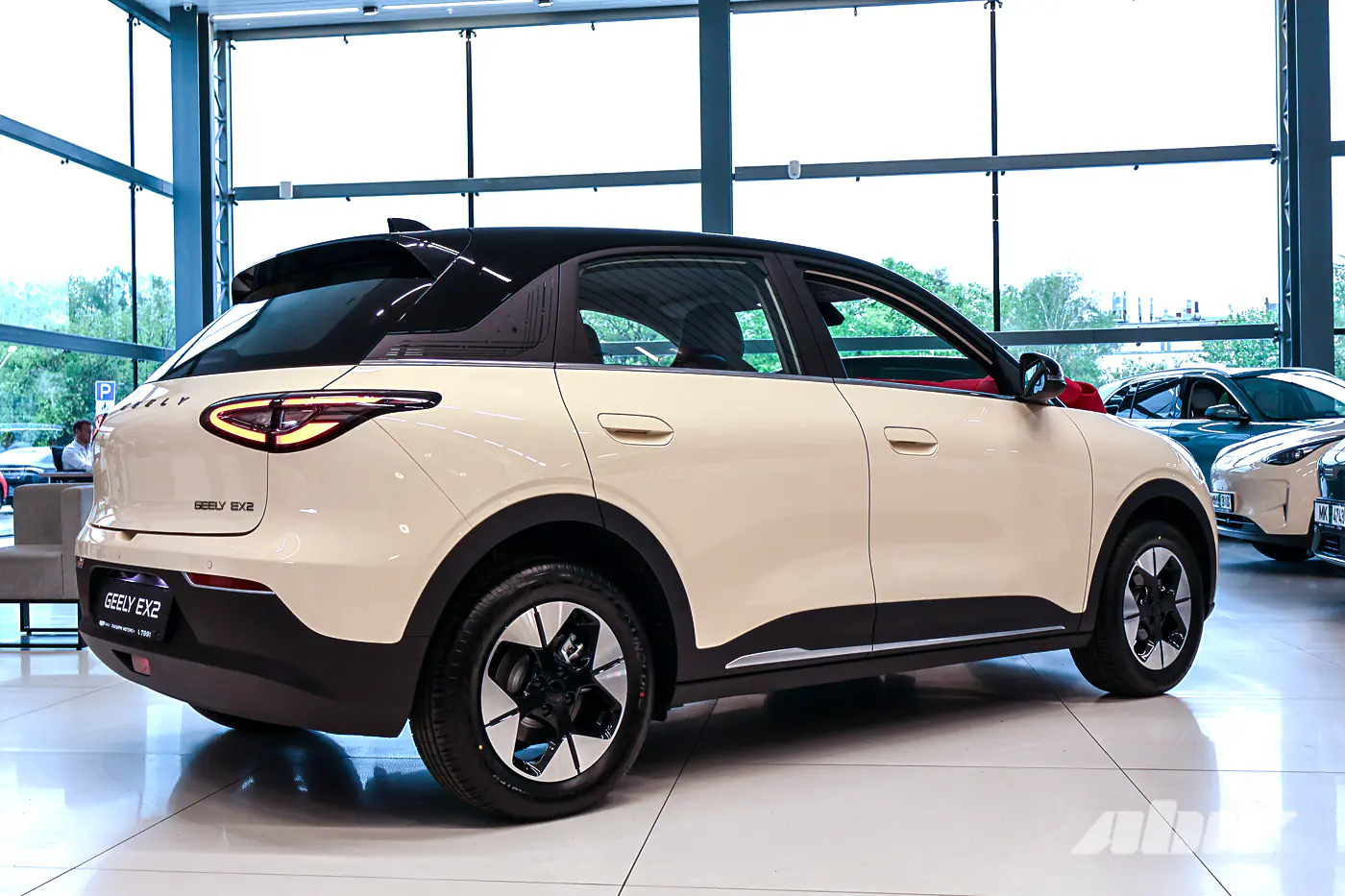 Geely EX2 против бензинового седана: считаем реальную экономию