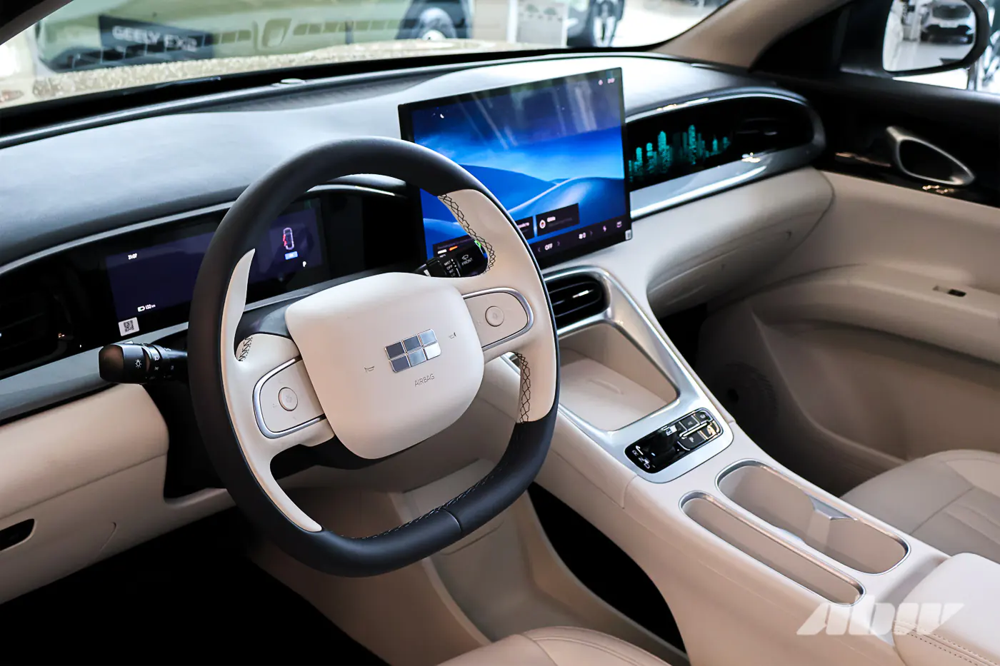 Geely EX2 против бензинового седана: считаем реальную экономию