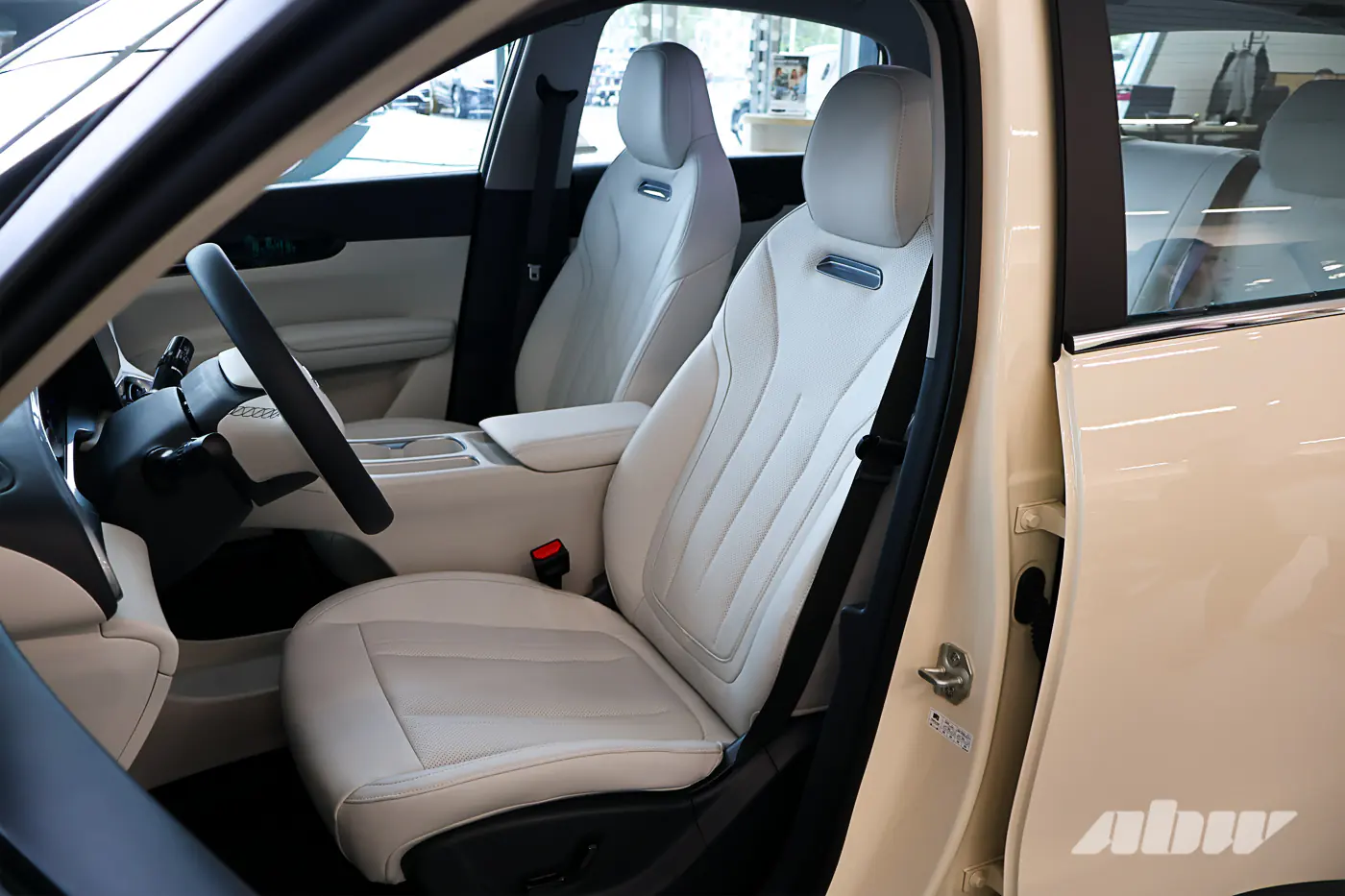 Geely EX2 против бензинового седана: считаем реальную экономию