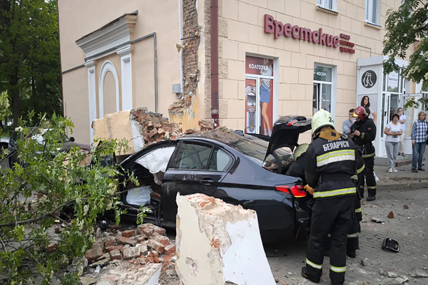 BMW под кирпичами, пассажирка в больнице: итог аварии в Бобруйске
