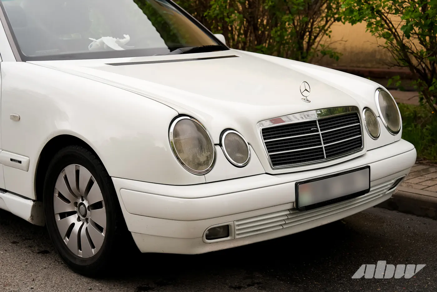 «На следующее утро после покупки не завелся»: история восстановления Mercedes W210