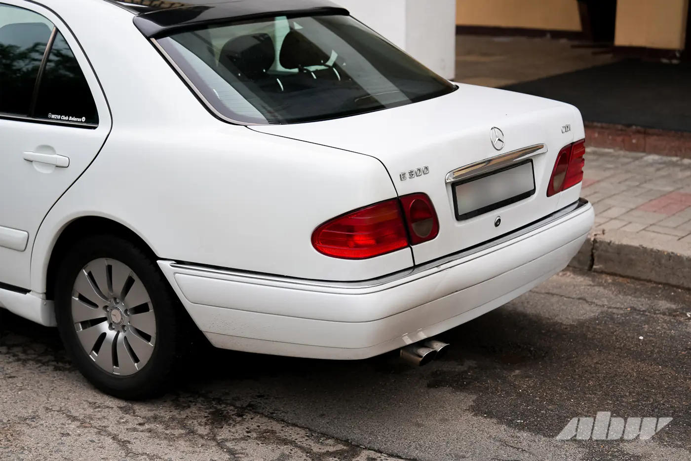 «На следующее утро после покупки не завелся»: история восстановления Mercedes W210