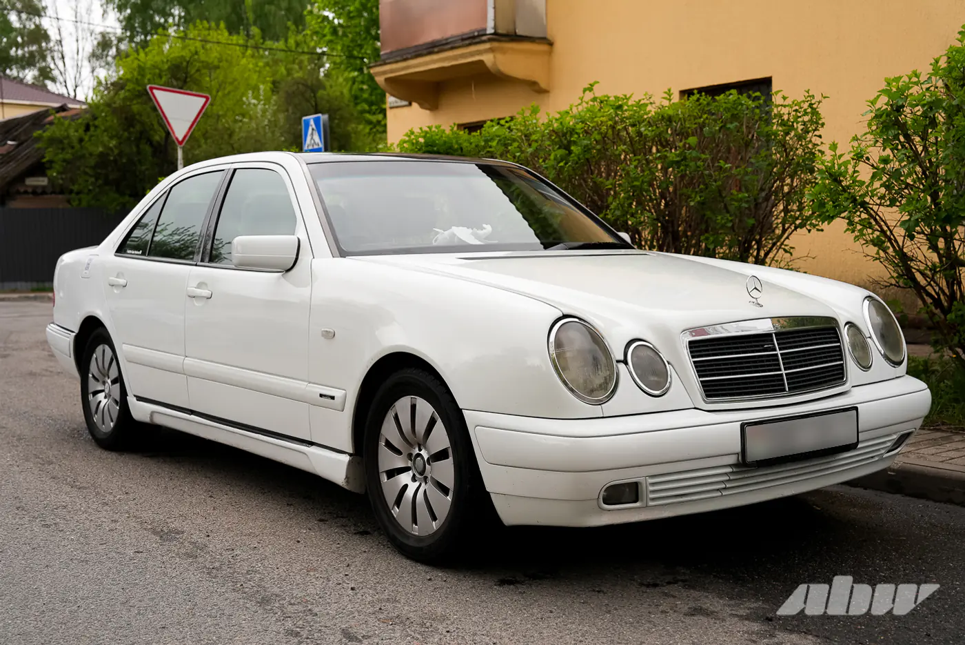 «На следующее утро после покупки не завелся»: история восстановления Mercedes W210