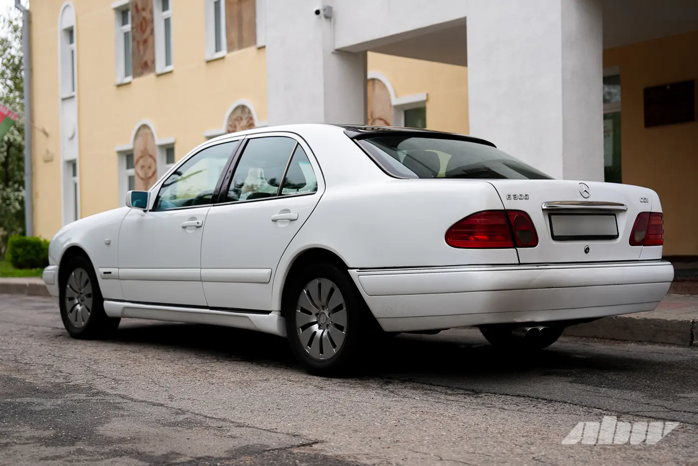 «На следующее утро после покупки не завелся»: история восстановления Mercedes W210