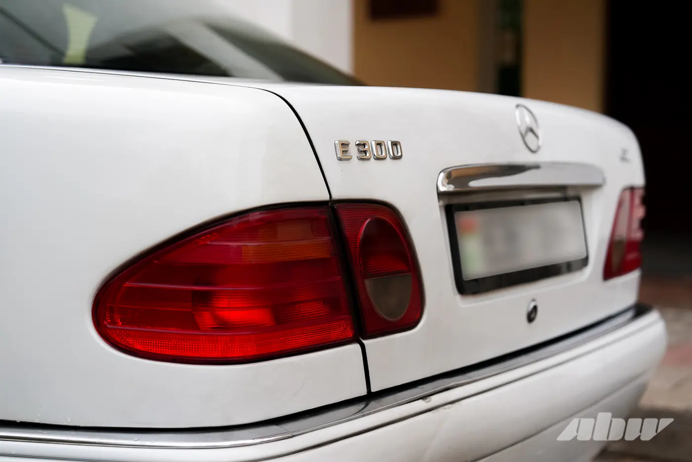 «На следующее утро после покупки не завелся»: история восстановления Mercedes W210