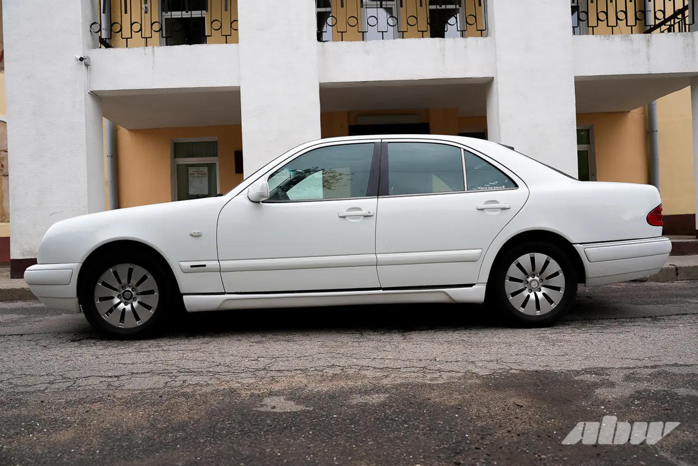 «На следующее утро после покупки не завелся»: история восстановления Mercedes W210