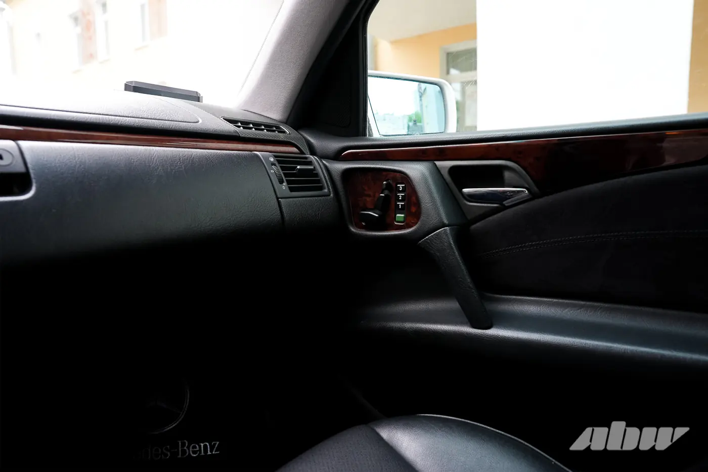 «На следующее утро после покупки не завелся»: история восстановления Mercedes W210