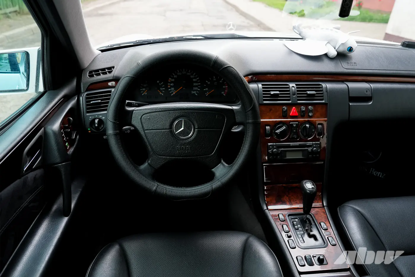 «На следующее утро после покупки не завелся»: история восстановления Mercedes W210