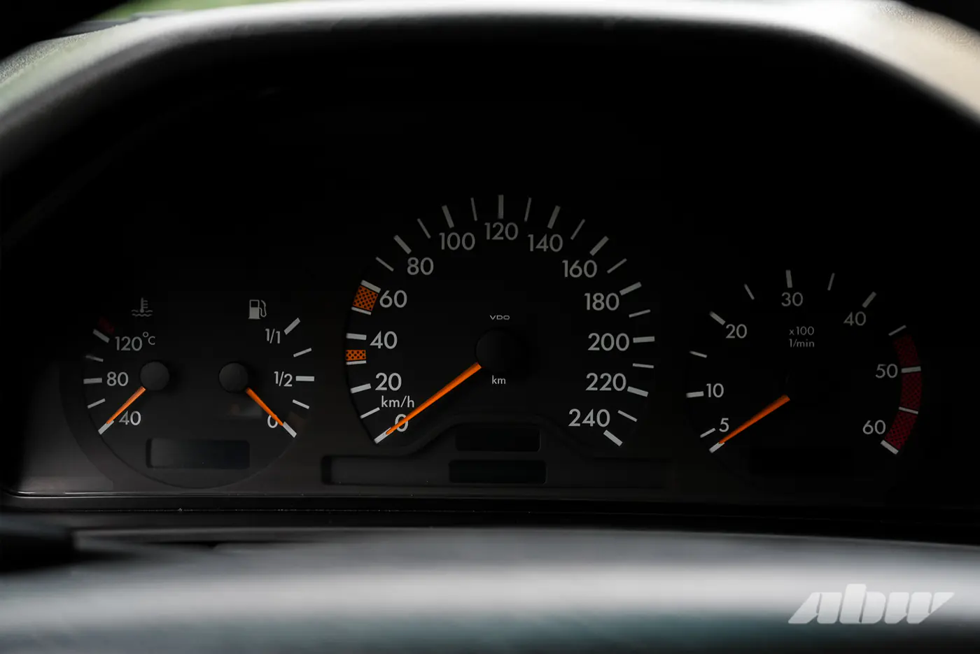 «На следующее утро после покупки не завелся»: история восстановления Mercedes W210