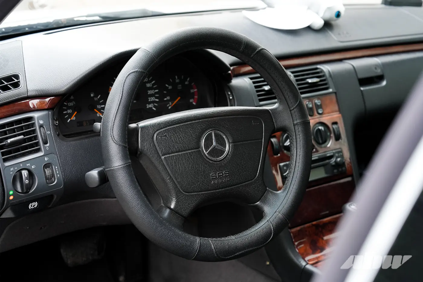 «На следующее утро после покупки не завелся»: история восстановления Mercedes W210