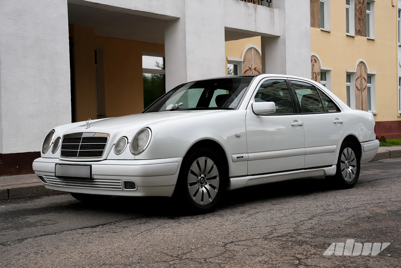 «На следующее утро после покупки не завелся»: история восстановления Mercedes W210