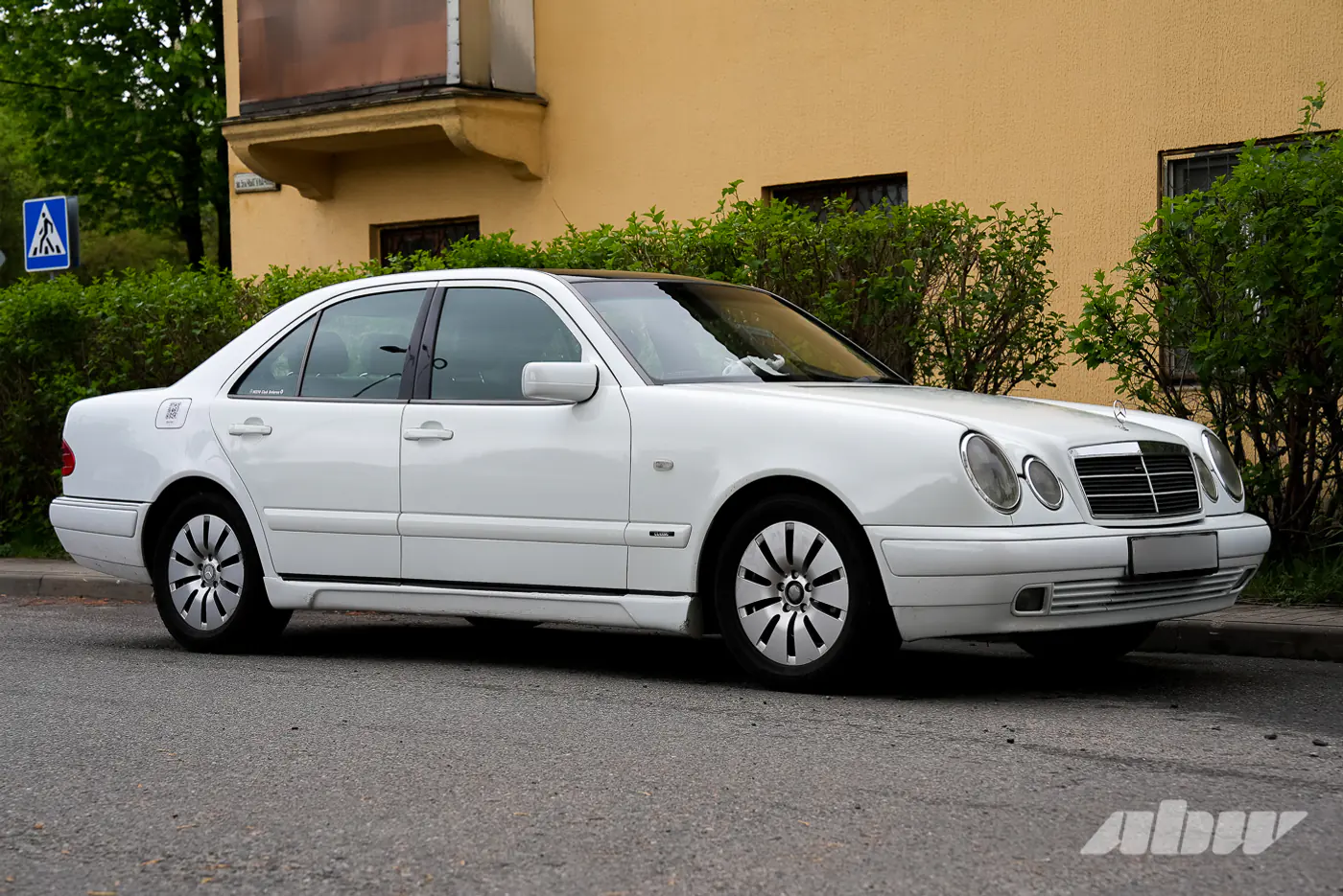 «На следующее утро после покупки не завелся»: история восстановления Mercedes W210
