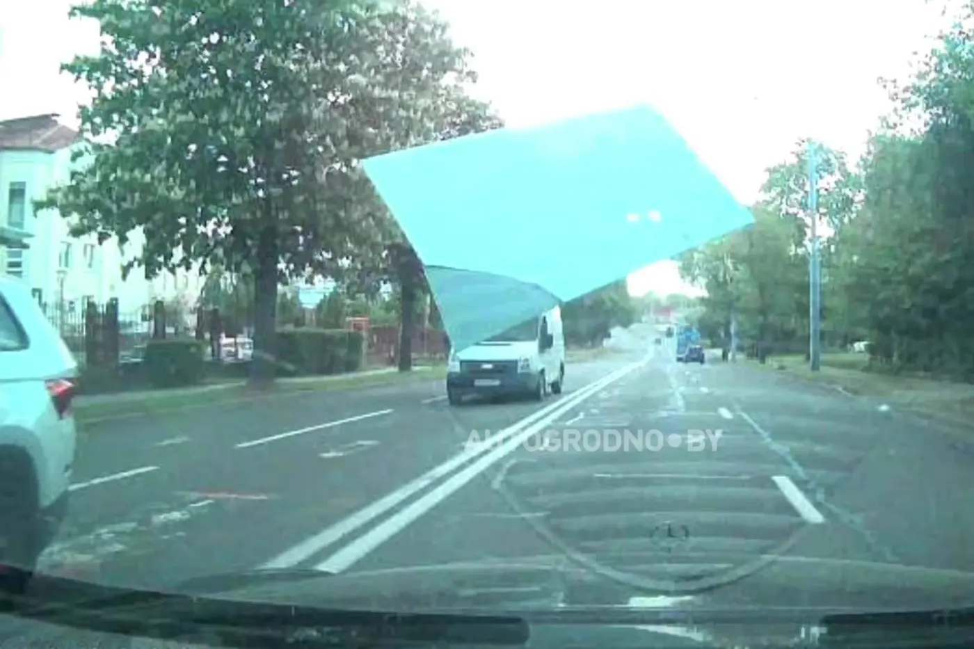 В Гродно лист гипсокартона влетел в Mercedes на ходу