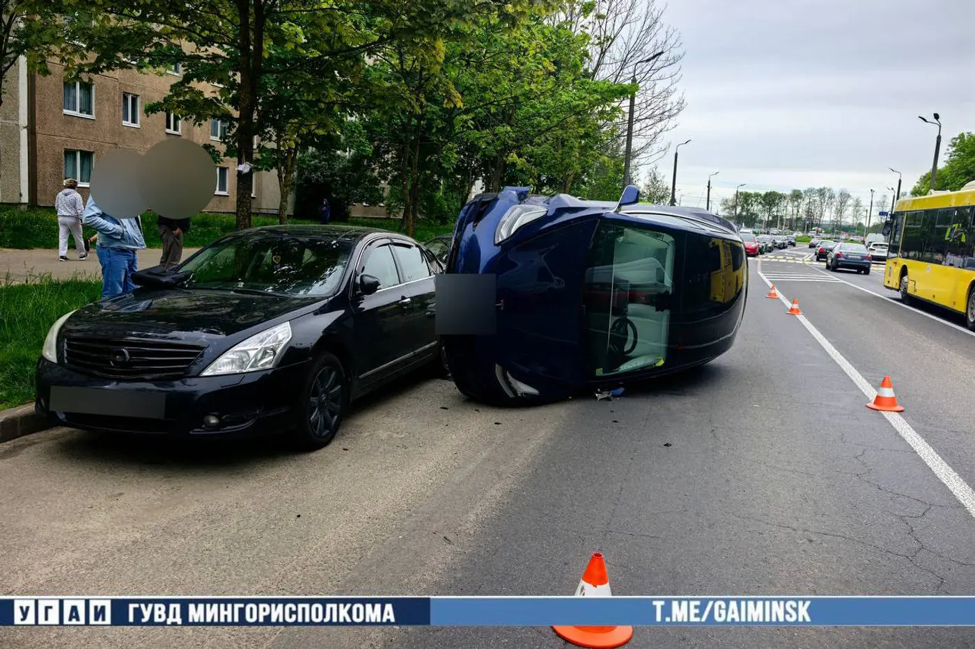 Tesla перевернулась после тарана припаркованных авто в Минске