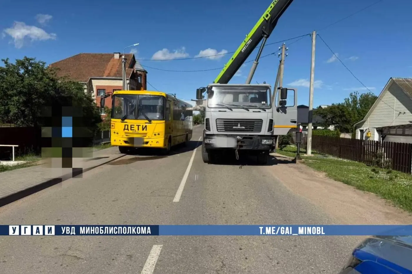 Под Минском автокран разбил стекло в автобусе с детьми