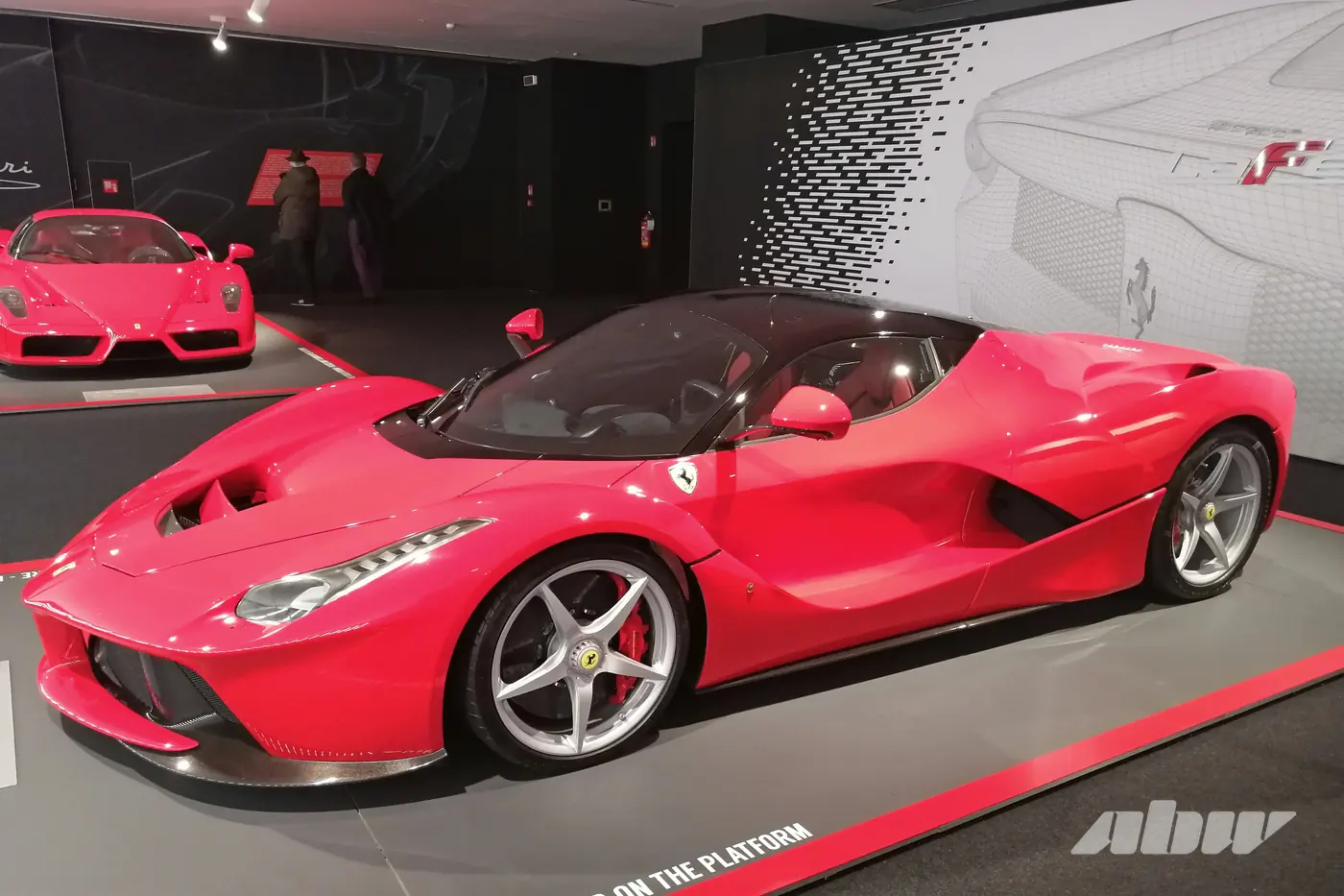 Ferrari в стиле Apple: встречаем Luce – первый электромобиль из Маранелло
