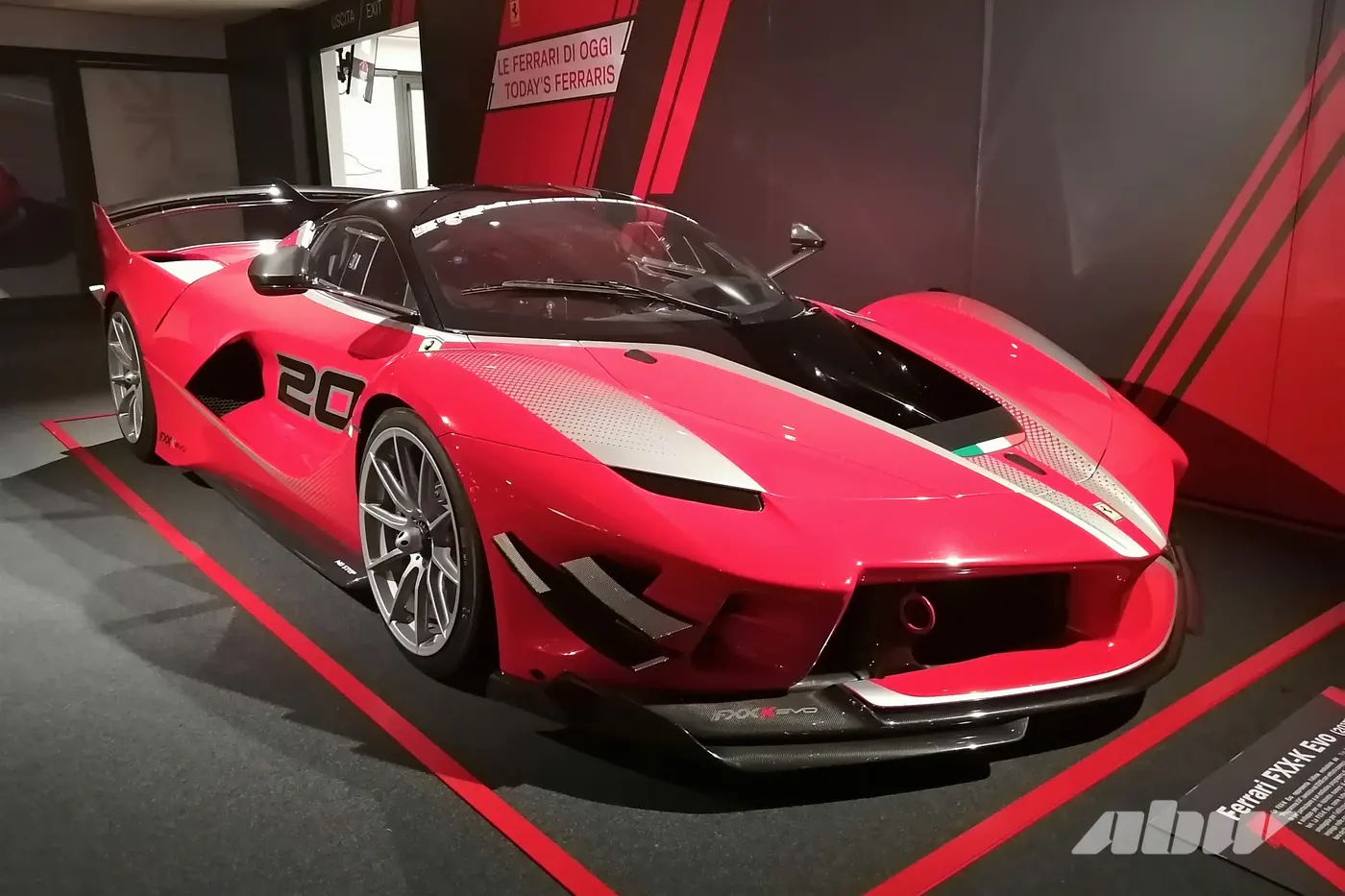 Ferrari в стиле Apple: встречаем Luce – первый электромобиль из Маранелло