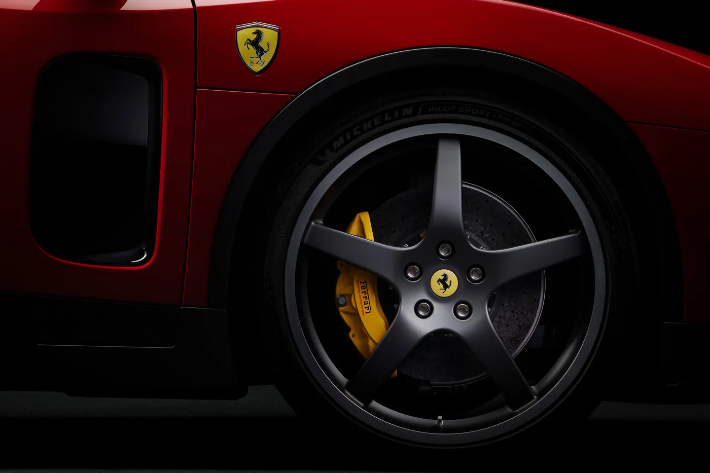 Ferrari в стиле Apple: встречаем Luce – первый электромобиль из Маранелло