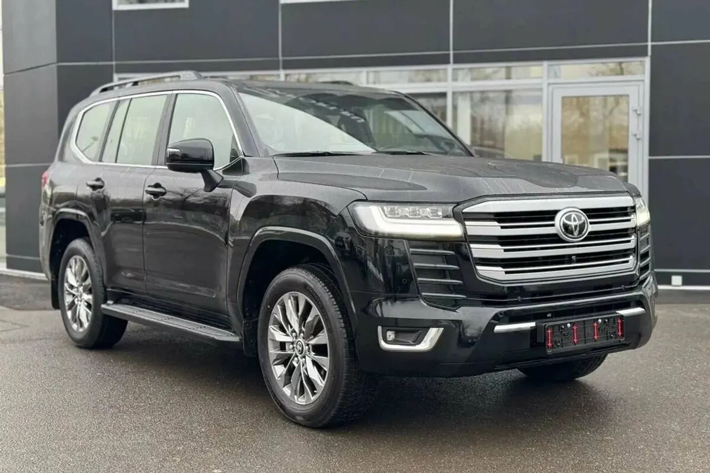 В России страховая выплатила $193 тысячи за Land Cruiser из-за отсутствия запчастей