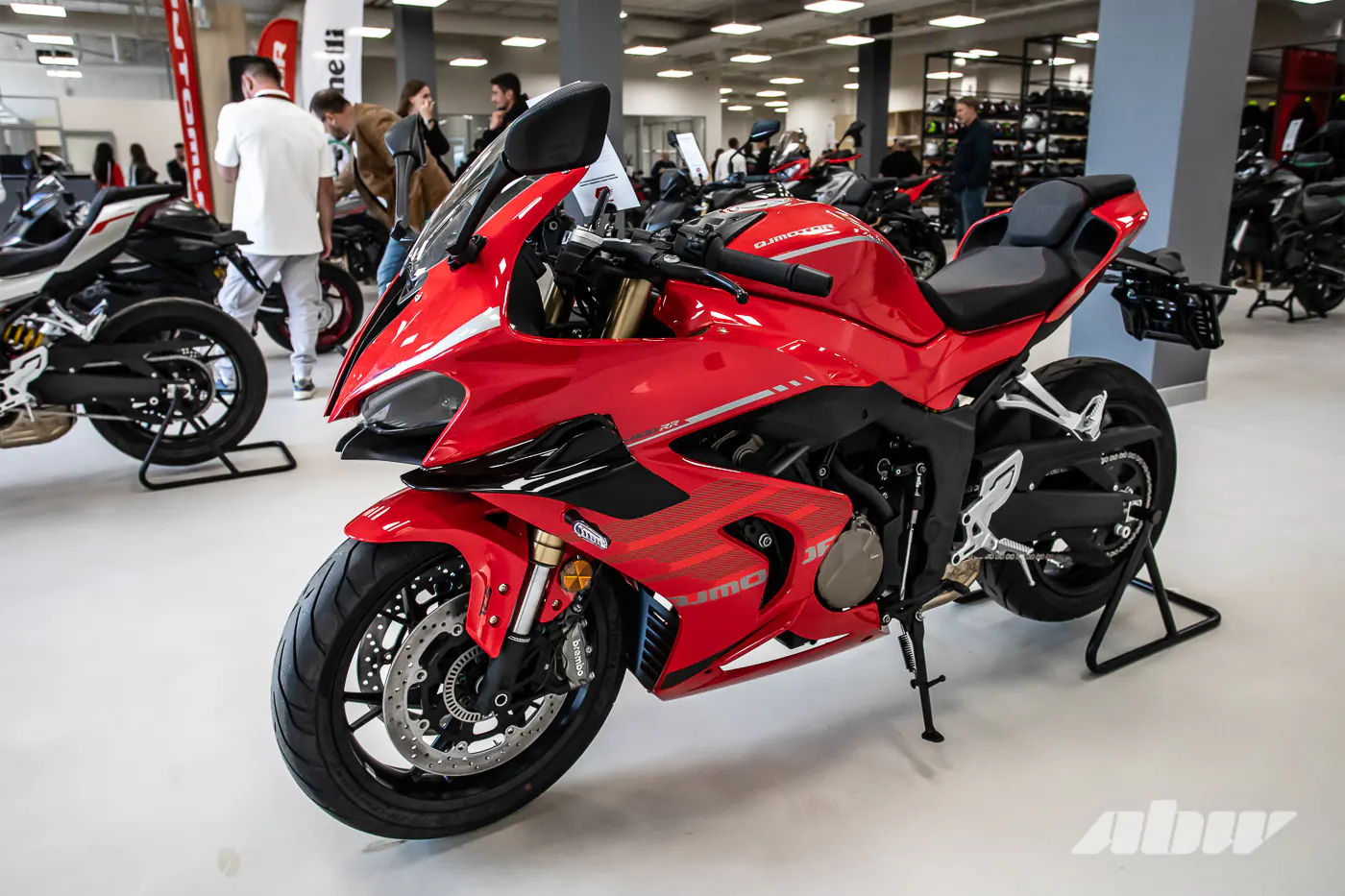 Под крылом Geely, с гарантией и трейд-ин: в Беларуси открылся мотосалон Benelli и QJMotor