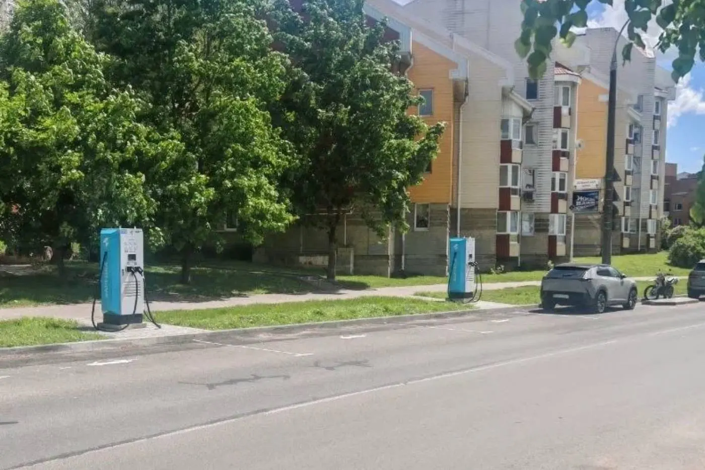 В Уручье появились станции быстрой зарядки электромобилей