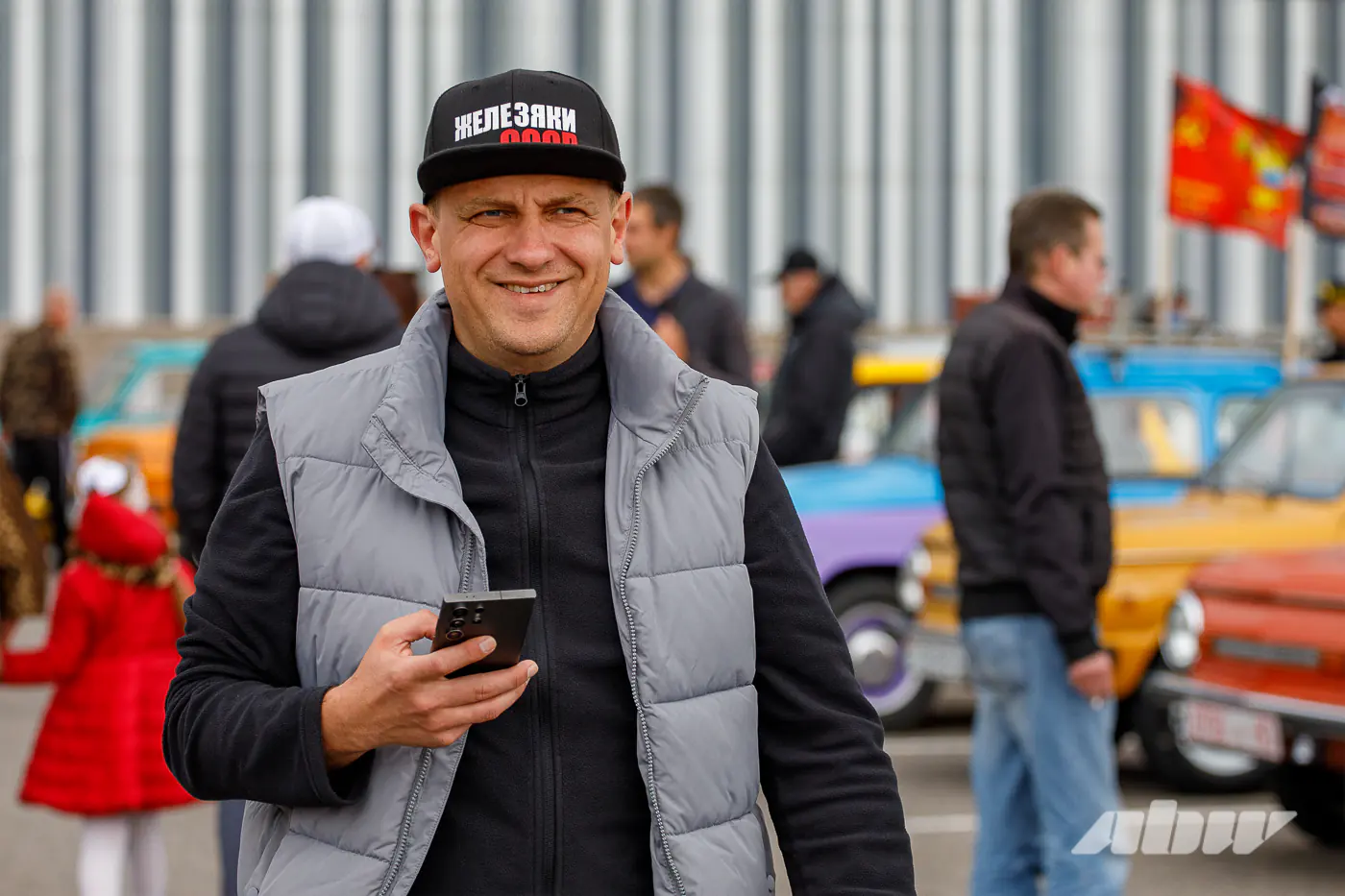 Перекупы охотятся даже за этими машинами: репортаж со встречи советской автоклассики