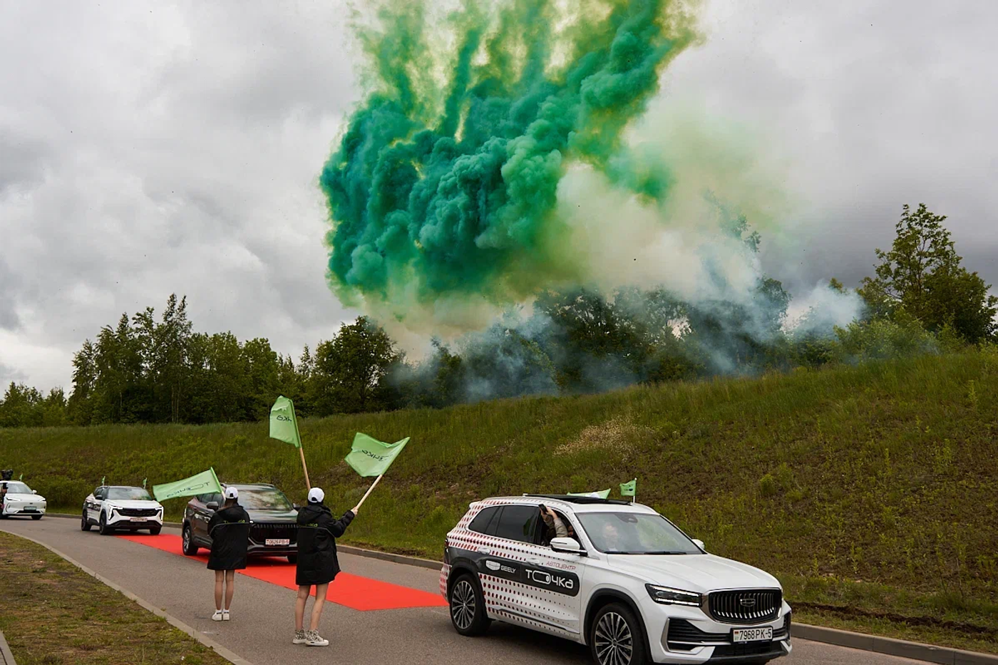 Сто машин в колонне: в Минске прошел масштабный автопробег Geely и BELGEE