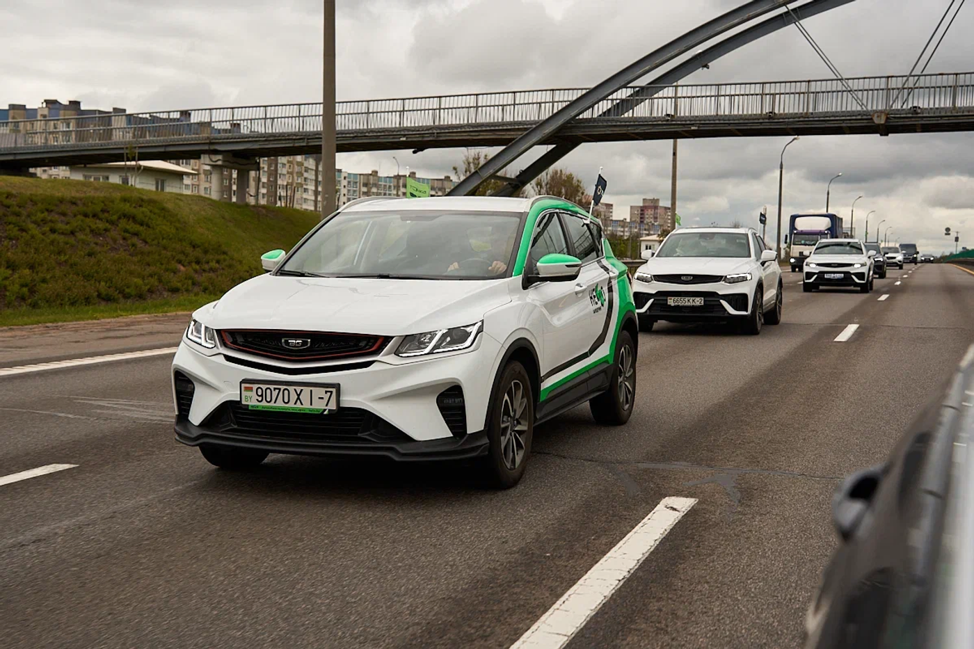Сто машин в колонне: в Минске прошел масштабный автопробег Geely и BELGEE
