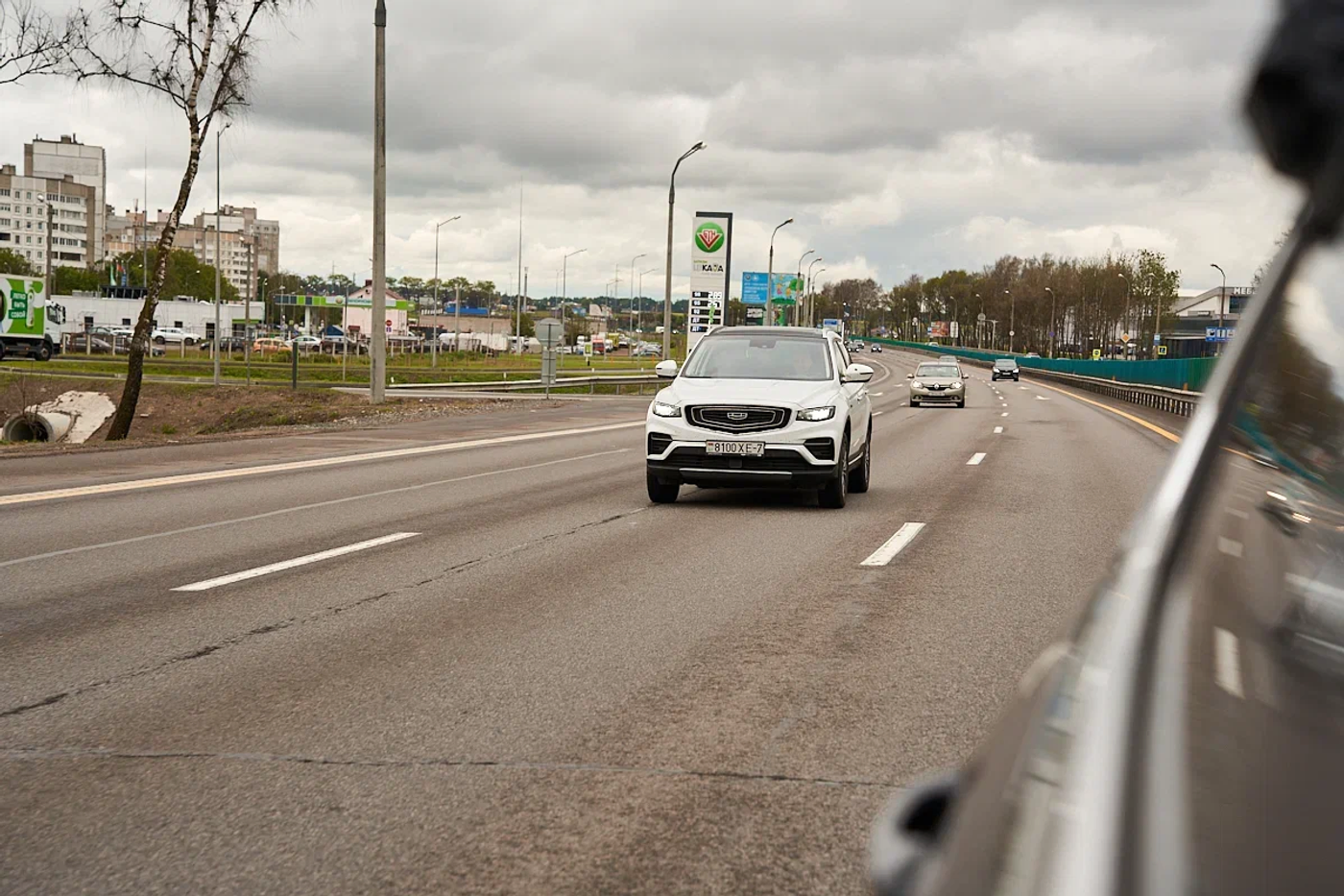 Сто машин в колонне: в Минске прошел масштабный автопробег Geely и BELGEE