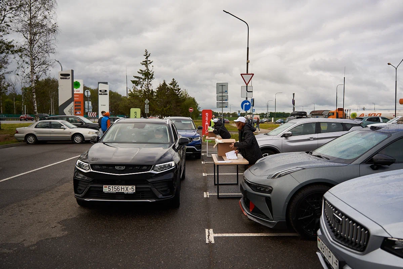 Сто машин в колонне: в Минске прошел масштабный автопробег Geely и BELGEE