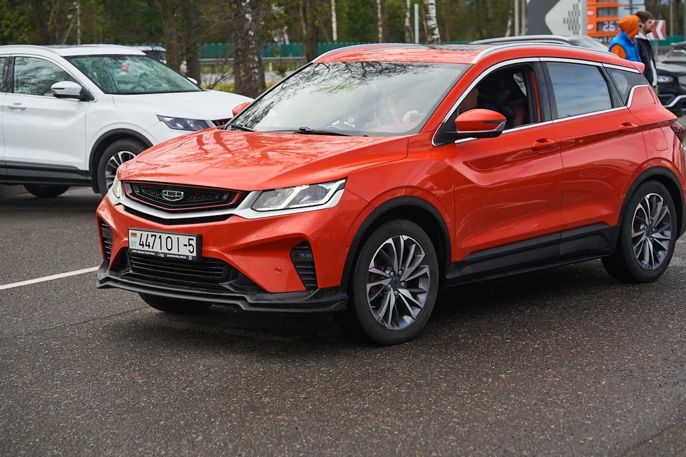 Сто машин в колонне: в Минске прошел масштабный автопробег Geely и BELGEE