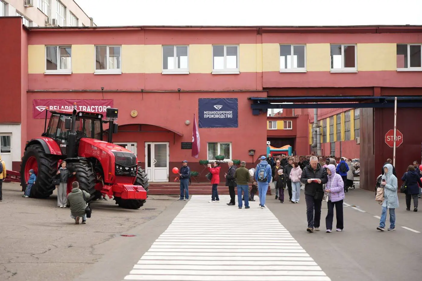 МТЗ показал закулисье производства в День открытых дверей