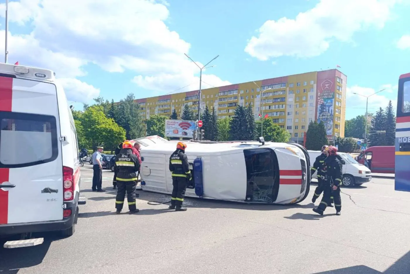 Скорая с маячками попала в аварию и перевернулась в Новополоцке