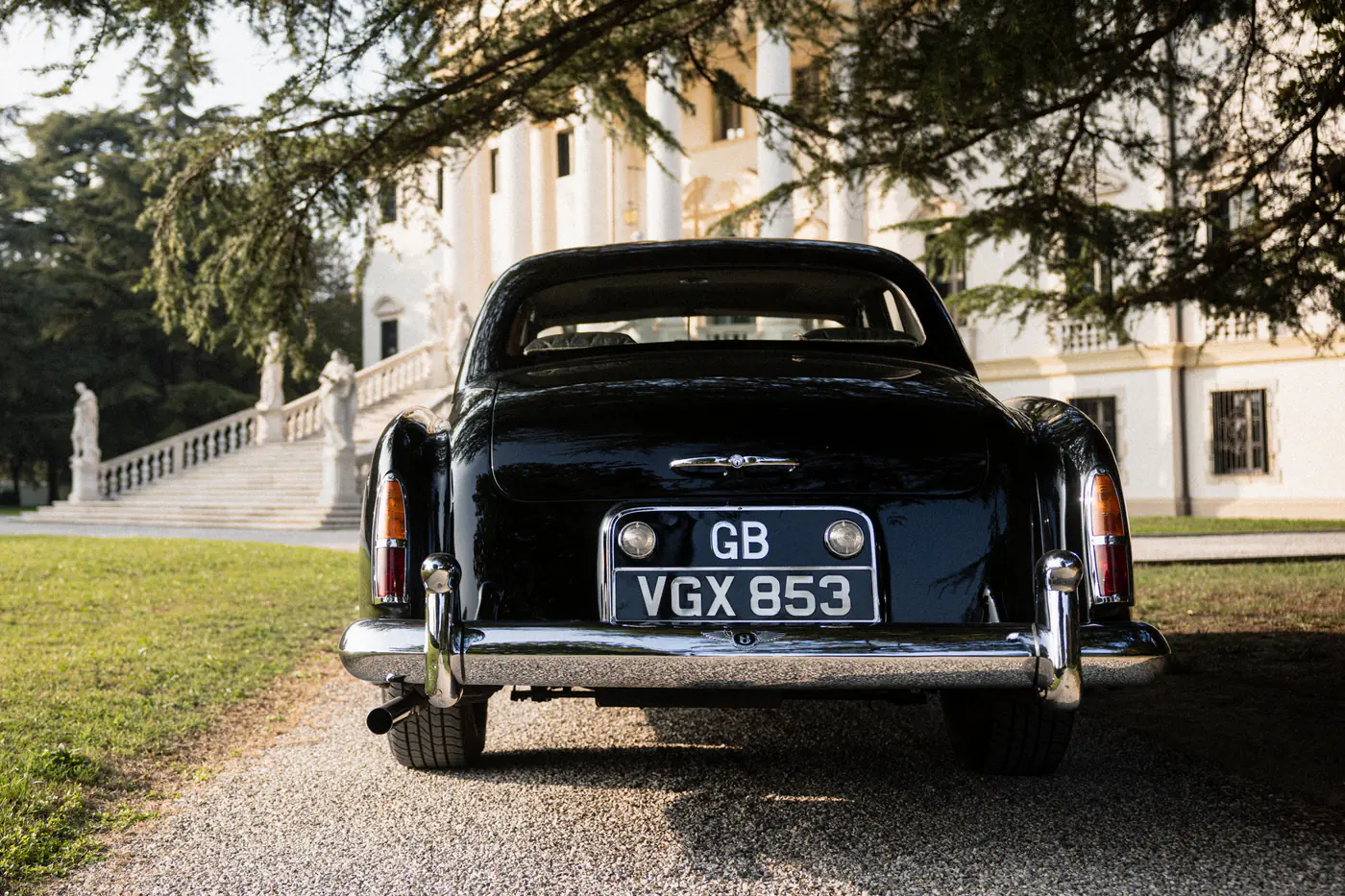 Роскошная «шпора»: как изменился седан Bentley Flying Spur
