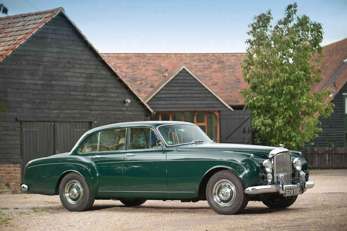 Роскошная «шпора»: как изменился седан Bentley Flying Spur