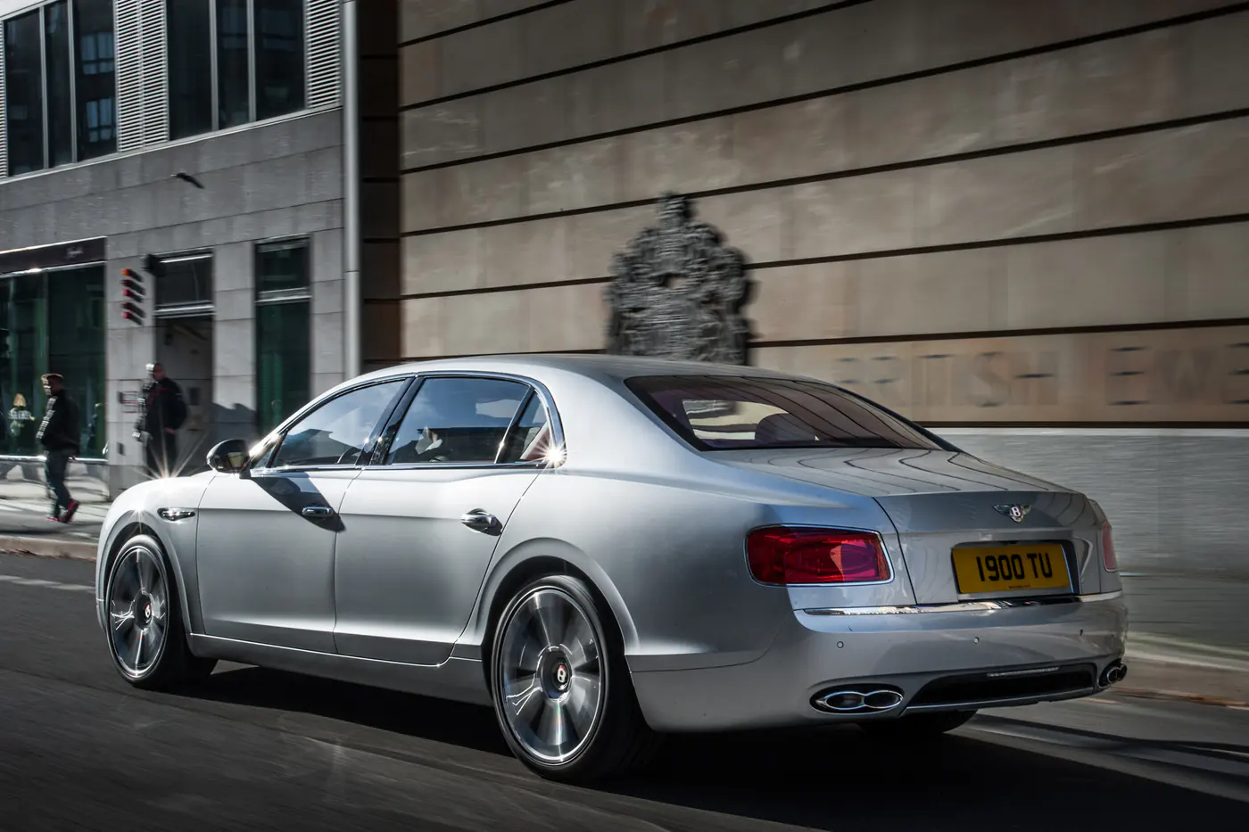 Роскошная «шпора»: как изменился седан Bentley Flying Spur